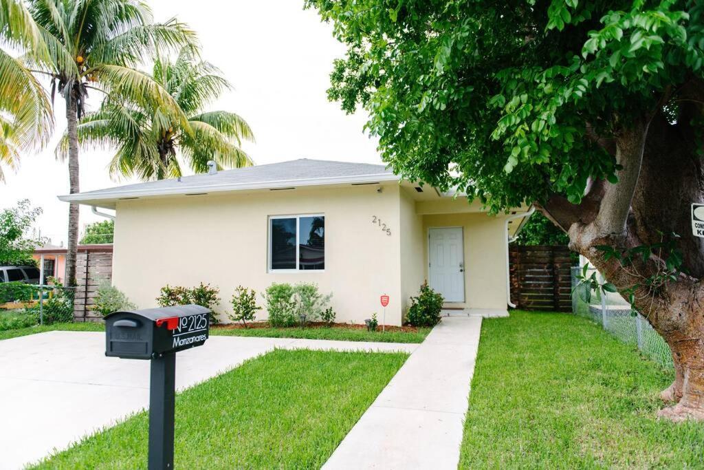 Вілла New House On The Block Near Miami Airport. Екстер'єр фото