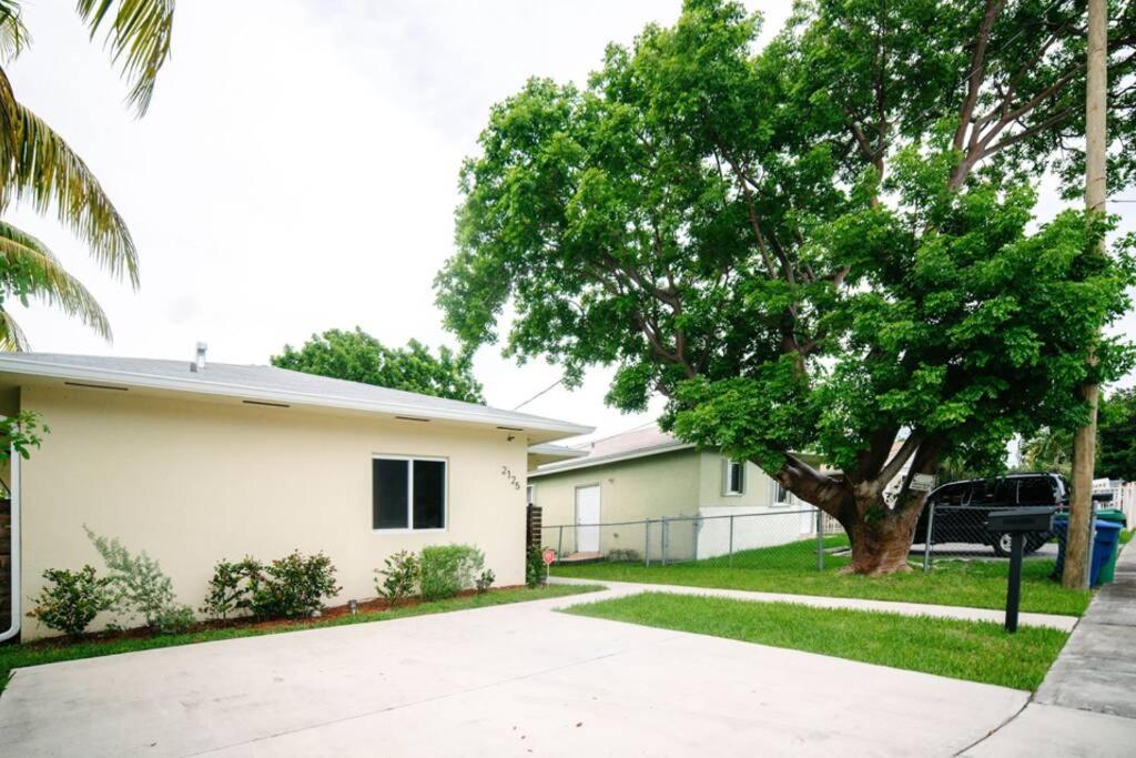 Вілла New House On The Block Near Miami Airport. Екстер'єр фото