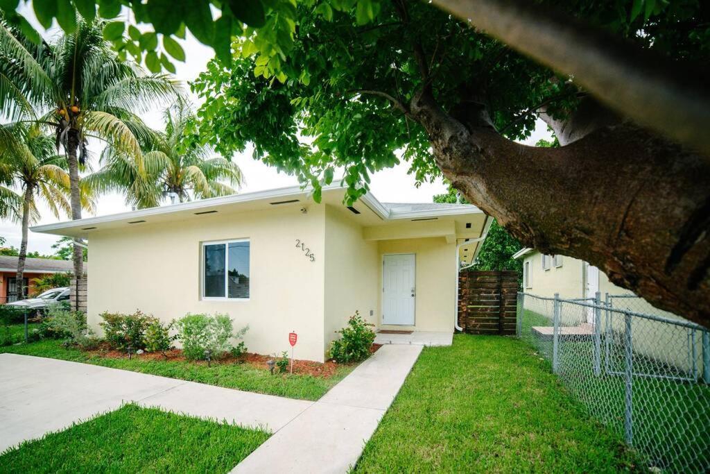 Вілла New House On The Block Near Miami Airport. Екстер'єр фото