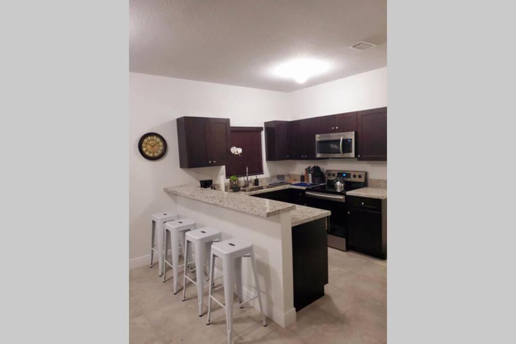Вілла New House On The Block Near Miami Airport. Екстер'єр фото