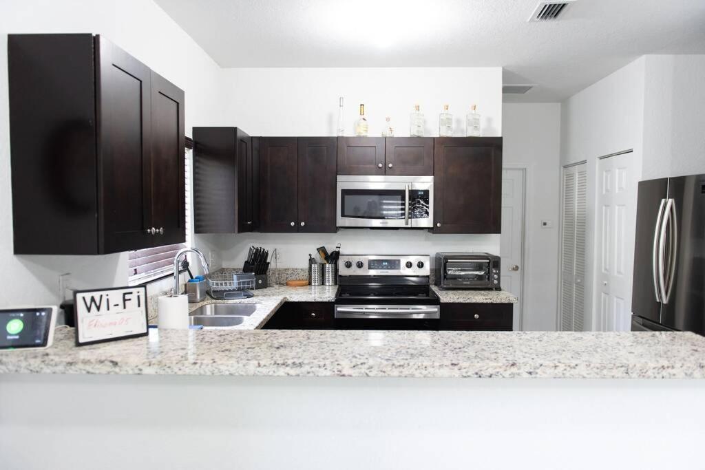 Вілла New House On The Block Near Miami Airport. Екстер'єр фото